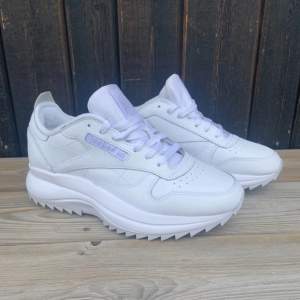 Vita Reebok Classics sneakers med en chunky sula. Skorna är i mycket gott skick och är endast använda en dag.   De är perfekta för vardagligt bruk eller för att klä upp en outfit.  Säljer då jag köpte fel storlek.   Ord pris 1399 kr  