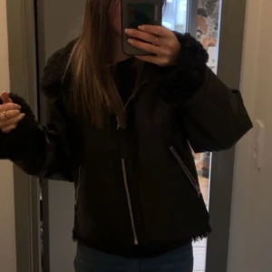 Teddyjacka från HM, aldrig använd🤎 - Teddyjacka, helt oanvänd, storlek XS lite oversized passar till en S person😌
