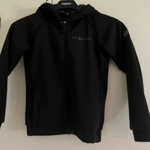 Sail racing vår jacka - Väldigt bra skick, säljer den eftersom den är för liten på mig som är 155, den passar längden 140 t 150 möjligtvis. Vid mer bilder skriv! har två innefickor och utefickor. 