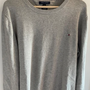 Ljusgrå Tommy Hilfiger tröja - MYCKET fint skick  Står xxl men passar som en L 71cm längd 53cm från armhåla t armhåla 