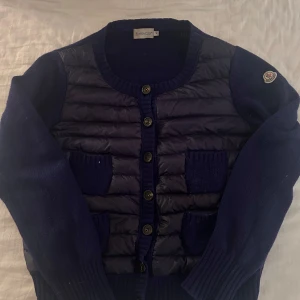 Moncler cardigan  - INTRESSEKOLL på min fina moncler jacka, köpt förra året i moncler butik, använd ej köp nu. Om ni vill byta så byter jag mot en svart moncler i storlek S eller Xs