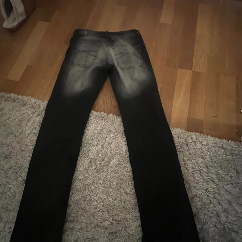 Supersnygga jeans ifrån bershka som endast är provade och tvättats 1 gång. Det är super snygga och sitter sjukt fint. Kom gärna med bud❤️. Jeans & Byxor.