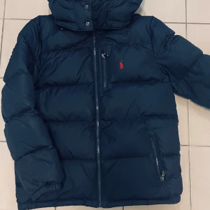 Ralph Lauren polo jacka  - Mörkblå Polo Ralph Lauren vinterjacka, stl 14-16 år (L). Fint skick! Prutat och klart. 