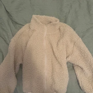 Teddy jacka - Helt oanvänd teddy jacka, perfekt nu till hösten!🍂🫶🏼