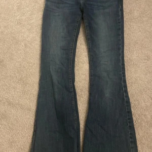  Jeans  - Priset kan diskuteras❤️ Boot cut, låg midja   Utökade på längden så är längre en original byxorna men annars är allt lika