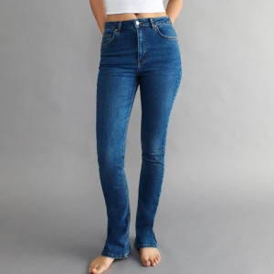 Slim bootcut jeans - Slim bootcut jeans ifrån Gina Tricot. Endast använda fåtal gånger så i väldigt fint skick🤍 storlek 36
