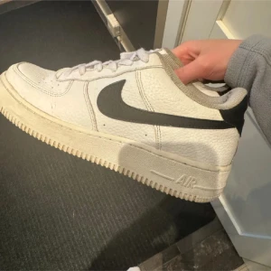 Air force  - Air force i storlek 39, använda och finns lite defekter men funkar fortfarande bra! 💞