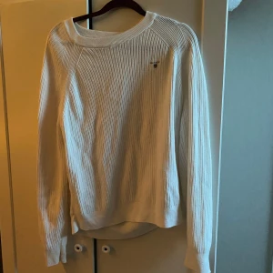 Vit stickad tröja från GANT🤍 - Säljer denna fina stickade tröjan från GANT, skriv för frågor!❤️Använd 2-5 gånger!