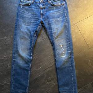 Hej, säljer ett par riktigt fina Nudie Jeans i modellen Lean Dean, storlek 32x32. Fint skick och varsamt använda, köpta i våras på NK för 1799kr! Vid frågor eller funderingar är det bara att höra av sig! /Alex