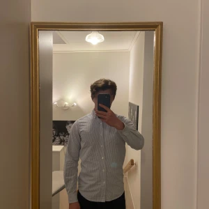 A Days March Skjorta - Riktigt stilig skjorta från A Day’s March perfekt att ha under en quarterzip eller tröja. Nypris 1200kr mitt pris 385kr