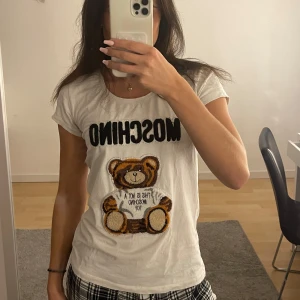 Moschino tshirt - Använder aldrig denna tröja längre!