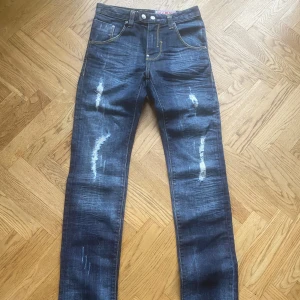 Zu Elements Jeans - Tjena, säljer mina stilrena jeans från märket Zu Elements. Byxorna är sparsamt använda och har väldigt få täcken av användning.  Skick 9/10  Mvh Lucas 