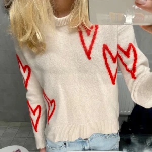 Zadig Voltaire tröja - Superfin stickad tröja från Zadig Voltaire i 100% kashmir! Nypris 5000kr, säljer för 600 pga en liten fläck vid halsen ❤️‍🔥