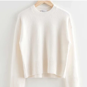 Other stories tröja  - Vit stickad tröja från other stories. Säljer då den är lite för liten på mig. Köpt på plick därav vet jag inte hur mycket hon innan har använt den, men jag har bara använt den två gånger. Inga defekter alls. Hör av dig om du har några frågor!💓