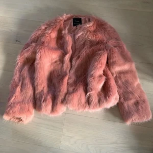 Pälsjacka - Säljer denna otroligt snygga rosa pälsjackan💗jätte fint skick 💗