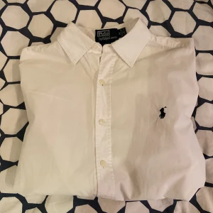 Ralph Lauren skjorta  - Skjorta är mellan S och M. Den är ganska väll använd. Men inga defekter. 
