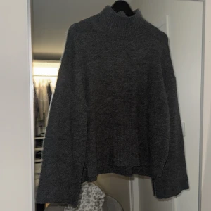 Stickad tröja - Med polo hals och vida ärmar, oversized