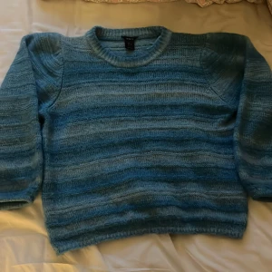 Stickad sweatshirt  - Super fin stickad sweatshirt! Bra skicka och använd få ggr💗 Pris kan diskuteras 