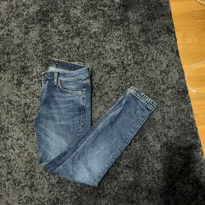 Nudie Jeans - Feta Nudie Jeans i storlek 29/32.  Skick 9,5/10.  Modell: Lean Dean  Färg: Troubled Sea Nypris 1600 mitt pris 549 Kom gärna med frågor!