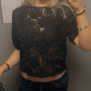 Spets tröja - Säljer denna fina spets tröja ifrån new yorker eftersom den inte kommit till användning storlek S❤️