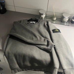 Stone island tröja - Säljer nu min stone island tröja eftersom att den inte kommer t användning längre, använd Max 6-7 gånger , inga skador