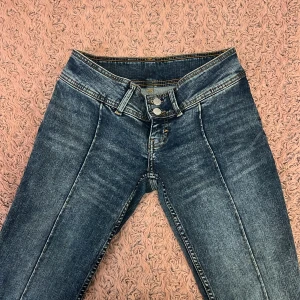Lågmidjade jeans - Jätte lågmidjade jeans i storlek 26 från monki. Populära och sälja alltid ut fort. Har samma i ljusblå men säljer dessa för ja chansa på storlek 26 passa men jae 27, de hade ba 26 kvar. Nästan aldrig använda o köpt i sommras❤️ 