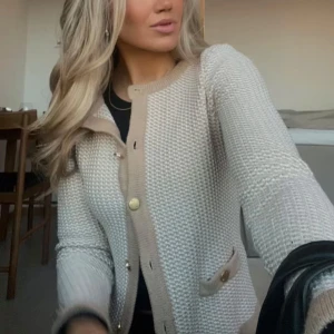 Beige kofta med guldknappar - Beige kofta med guldknappar från Stockholm LM köpt på MQ. Tror det är storlek S! Inga defekter, knappt använd. 