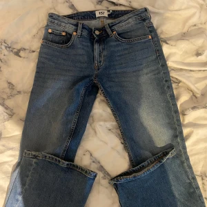 Blåa jeans - Säljer dessa låg midjade boot jeans från lager 157💗🔥 de är i storlek S. De är nyligen köpta och använda max två gånger, originalpris 400kr🙏🏻🥰 de är inte min stil längre de är därför jag säljer dem, inte för de är nåt fel på dom🎀💋