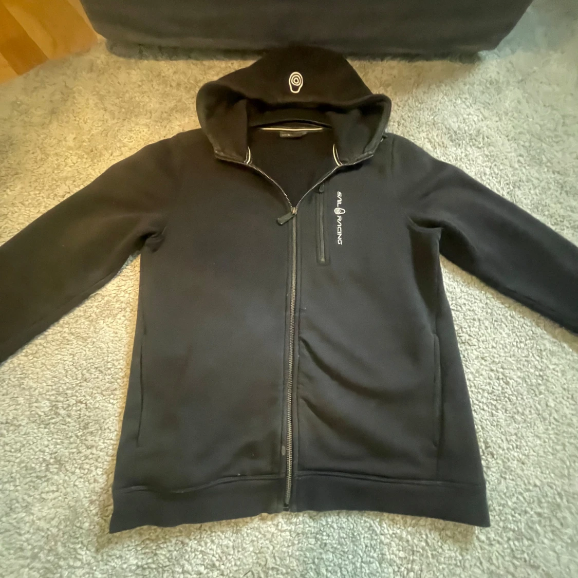 Säljer sail racing tröja med luva utan snören