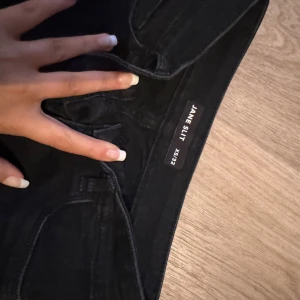 Jeans  - Storlek xs/32 användt några gånger en fläck på benet från Cubus som är förstora för långa för mig dom är utsvängda