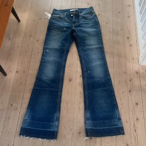 Fornania jeans - Så snygga jeans som jag älskar men de är för små i midjan. 35cm midjemått tvärs över. Är långa på mig som är 167 Helt nya🙌🙌