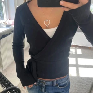 omlottkofta - säljer denna jättefina omlottkofta från hm. använt max 3ggr men är fortfarande i bra skick❤️