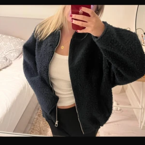 Bomberjacka  - Intressekoll på den populära slutsålda jackan. Den är marinblå. Har använt den några gånger bara så mycket bra skick. Strl XS/S men är oversized.