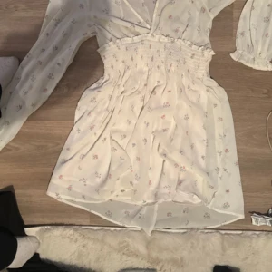 Klänning  - En fin somrig klänning från lager 157 använd 1 gång jätte fin och luftig och skön klänning storlek xs den är vit blommor på