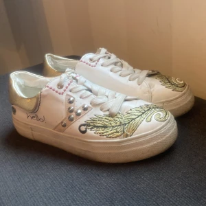 Yamamay skor - Fetta snekers med coola detaliger 🌟👊 passar dig som har storlek 36. Skriv för fler bilder och priset kan diskuteras.