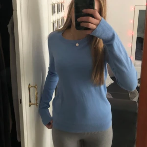 Blå finstickad  - En finstickad tröja med fin blå färg och i bra skick, säljer pågrund av att den inte kommit till användning☺️