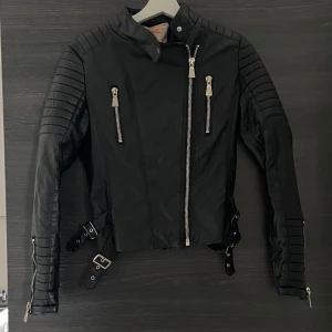 Skinnjacka - Skinnjacka i fint skick, bara använd ett fåtal gånger. Stl 38