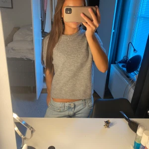 Stickad Zara T-shirt - Supersnygg och eftertraktad stickad Zara t-shirt. Kommer tyvärr inte till användning, o tröjan är därav i nyskick. Tröjan är även liten i strl. Tryck gärna på köp nu!🩷🩷🩷