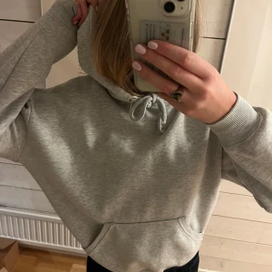 Mega hoodie  - Säljer denna gråa suuupermysiga mega hoodien från Bik Bok storlek XS! Den är använd men i väldigt bra skick och inga defekter💕💕