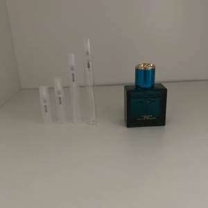 Säljer sample av Versace Eros Edt. 5ml:70kr. Rekommenderar att köpa flera samples eller större mängder för att göra det mer prisvärt. Perfekt för dig som vill testa olika dofter innan du köper en fullstor flaska. 