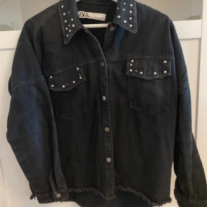 Jeansjacka  - Snygg jeansjacka från zara i storlek xs. Fint skick! ❤️