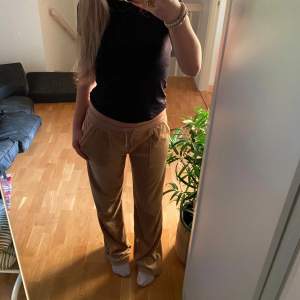 Säljer dom här juicy byxorna i storlek 14/15. Jag är 165cm. Jätte bra skick, nästan oanvända!💕🥰 