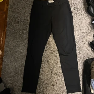 Les Deux Kostymbyxor  - Svarta Les Deux Kostymbyxor i strl 28. Skick 8/10.