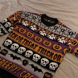 Halloween tröja - Cool halloween tröja perfekt till hösten. Använd men i nyskick! 