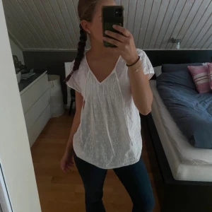 Vit topp  - Säljer denna super gulliga vita topp som köptes på Plick men tyvärr var för stor på mig! Skulle säga att den är storleken M. Den är fint skick! Skriv för fler bilder  