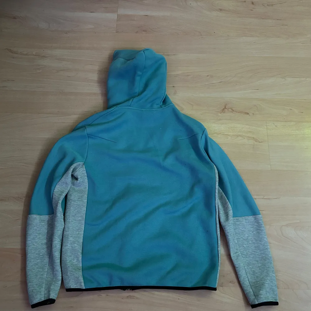 Nike tech blå,vit och grå. Ändvän några fåtal gånger men inget som märkt på den.  Den är i storlek M. Skriv vid mer frågor och pris går att diskutera vid en smidig affär . Hoodies.