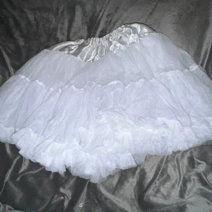 Tyllkjol - Vit tyll kjol från shein, använd en gång, inga fläckar eller defekter. Står ingen storlek men ca s/m, resår i midjan så den är stretchig.