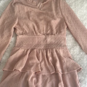 Rosa klänning - Söt klänning, använd en gång skriv för mer bilder ! Köpt för 299