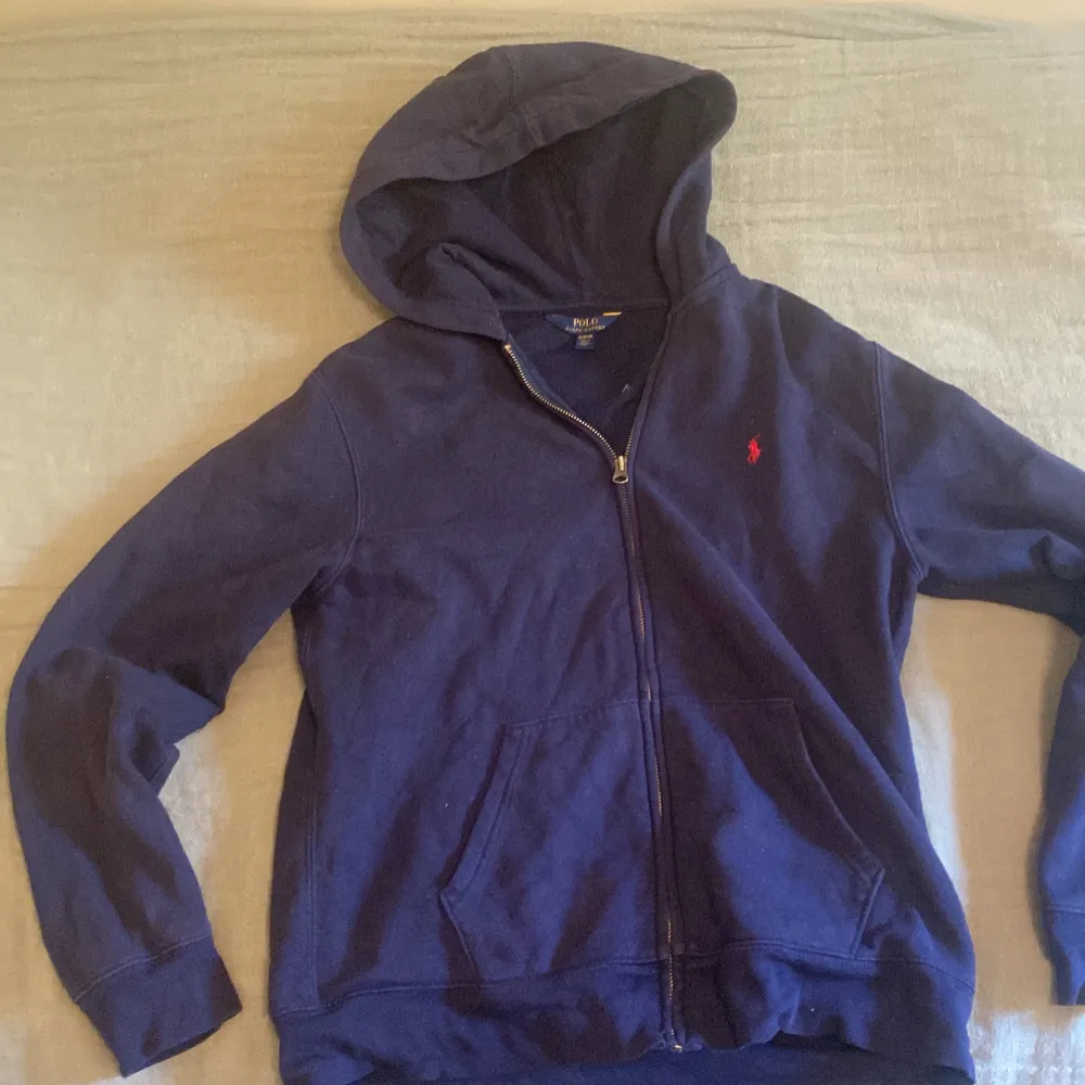 Säljer min Ralph Lauren tröja pågrund av att den är för liten. Bra skick 7/10. Storlek XL i barn men S i vuxen. Nypris 1900, mitt pris 400. Hoodies.