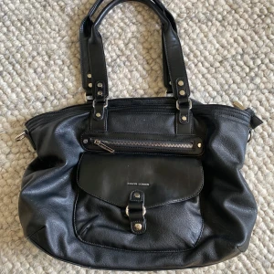 Svart handväska - Får plats med allt, superskick förutom pyttesmå vita missfärgningar på baksidan men de smälter in i skinnet 💓Perfekt skolväska! Får plats med dator